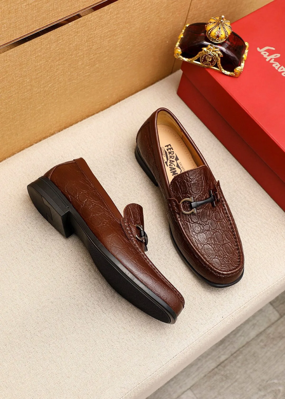 Men's shoes 💰480 💐 Product trademark: Ferragamo "Ferragamo" casual leather shoes Regular size: 38-44 (45🉑️customized) Product materials: Selected imported first-layer cowhide embossed upper + luxury hardware buckle, imported water-dyed cowhide leather lining. Strong three-dimensional visual effect, original rubber outsole Color: 2⃣️colors available